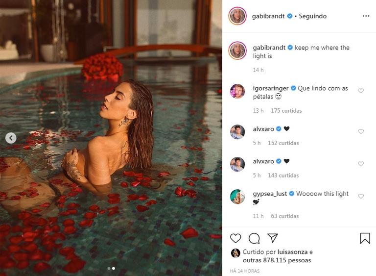 Gabi Brandt posa em piscina com pétalas de rosa e encanta