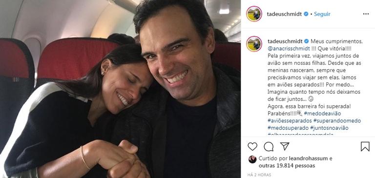 Tadeu Schmidt e esposa viajam sozinhos de avião e comemoram