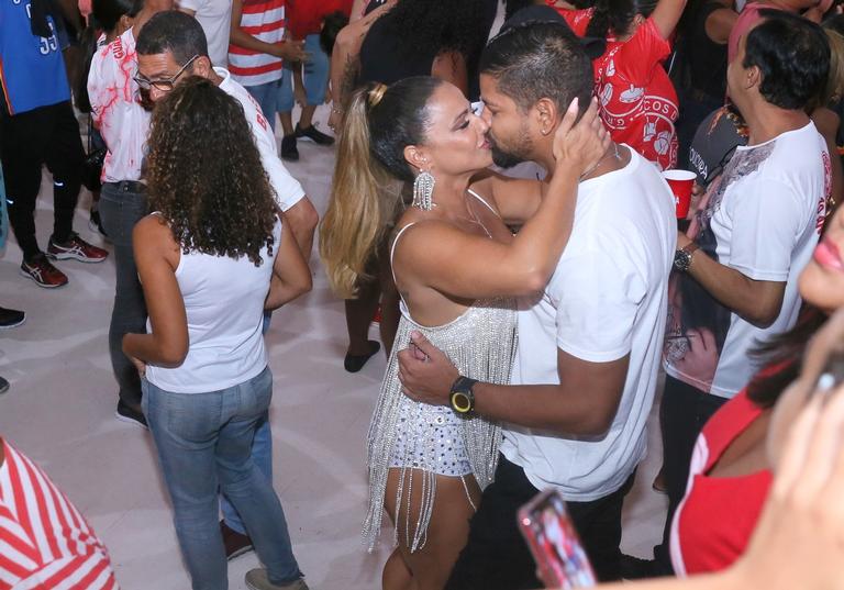 Viviane Araujo e namorado se beijam durante ensaio