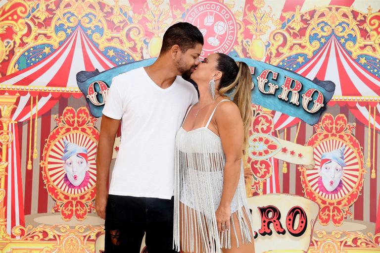 Viviane Araujo troca beijos com o namorado