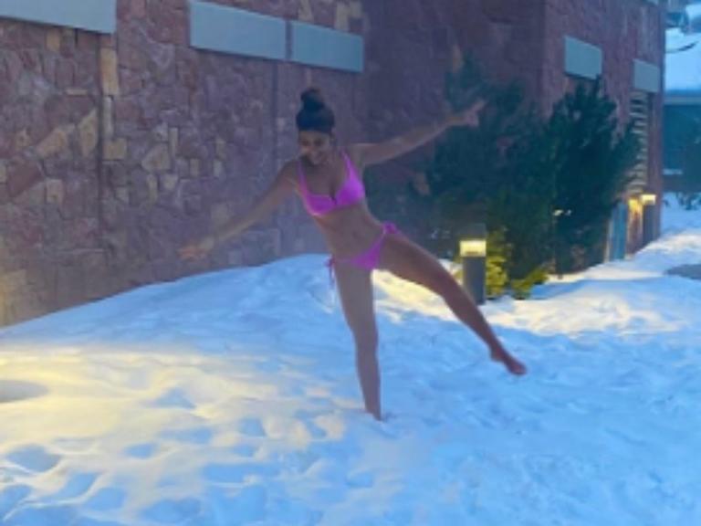 Juliana Paes compartilha clique divertido em que aparece somente de biquíni no meio da neve