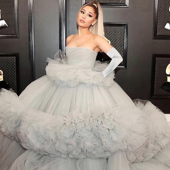Ariana Grande impressiona com performance no Grammy