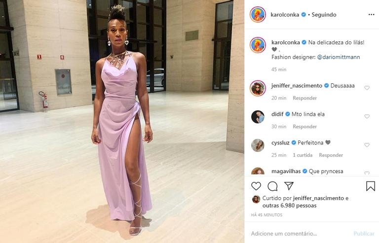 Karol Conka usa vestido lilás e é elogiada nas redes sociais