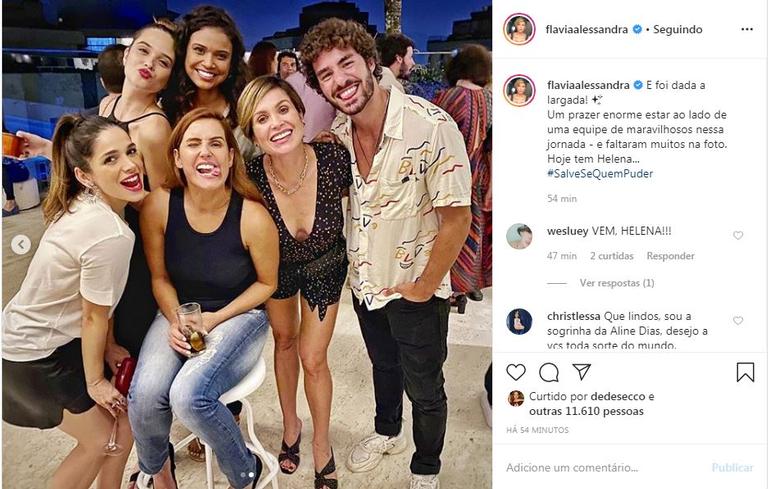 A atriz publicou uma foto ao lado de pate do elenco da novela e comemorou a estreia do folhetim 
