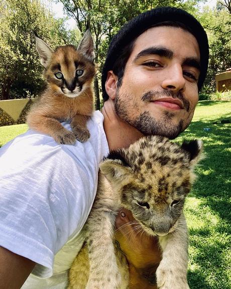 Caio Castro encanta ao posar com leões