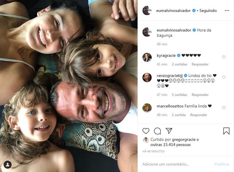 O ator publicou uma foto ao lado da família e encantou seus seguidores com o clique 