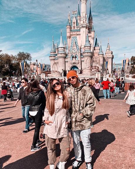 O cantor compartilhou um clique feito em um dos parques da Disney em Orlando e se despediu da viagem 