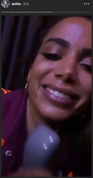 Anitta contando que recebeu 500 curtidas no Tinder