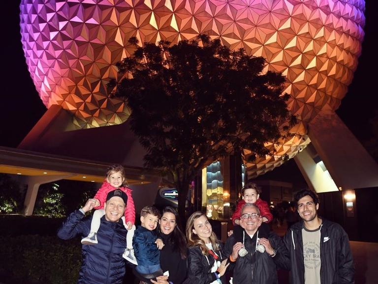 Em Orlando, Thais Ferzosa compartilha clique ao lado de sua linda família