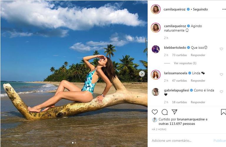 A atriz está viajando e decidiu compartilhar algumas fotos na praia com um belo maiô azul