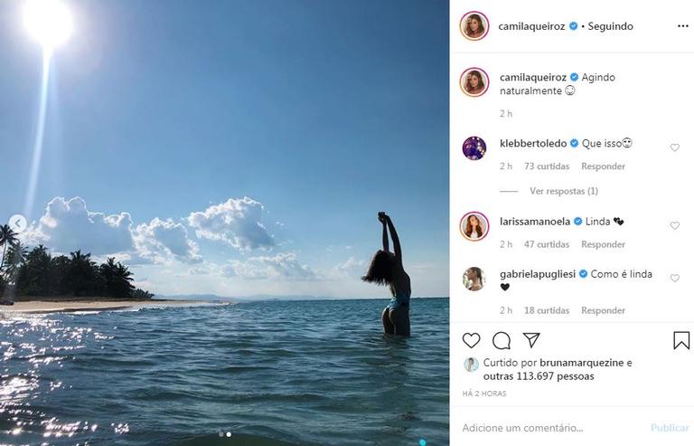 A atriz está viajando e decidiu compartilhar algumas fotos na praia com um belo maiô azul