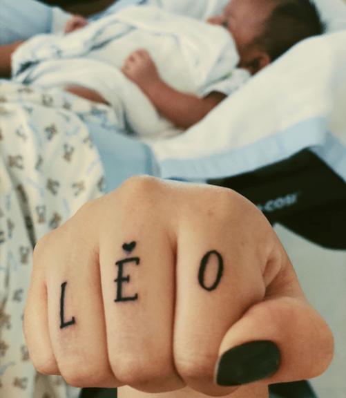 Marília mostra tatuagem para Léo