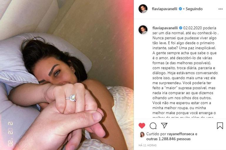 Flávia Pavanelli fica noiva de Junior Mendonza