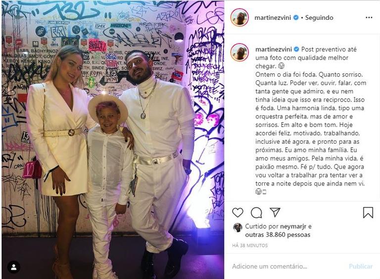 O empresário curtiu a festa de Neymar Jr. ao lado da mulher e do enteado e compartilhou um clique fofo em família 