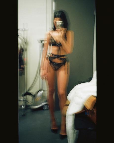 Bruna Marquezine posa de lingerie e exibe corpão