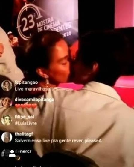 Camila Pitanga é flagrada dando beijão na namorada