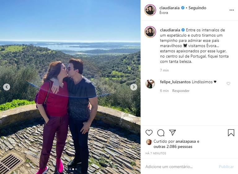 Claudia Raia e marido curtem dia em cidadezinha de Portugal