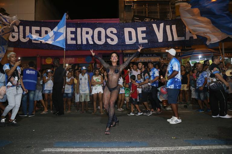 Aline Riscado em ensaio de rua na Vila Isabel
