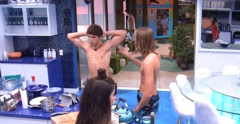 Felipe insinua beijar Daniel na boca após ouvir brother falando bem sobre ele