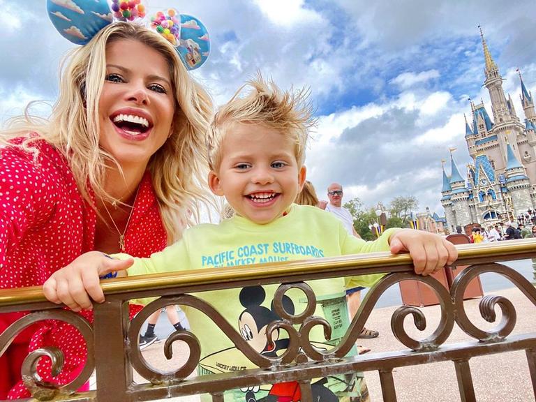Karina Bacchi se diverte com o filho nos parques da Disney 