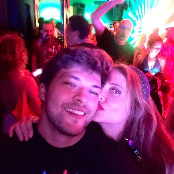 Maria Padilha curte bloco de Carnaval com o namorado 27 anos mais novo