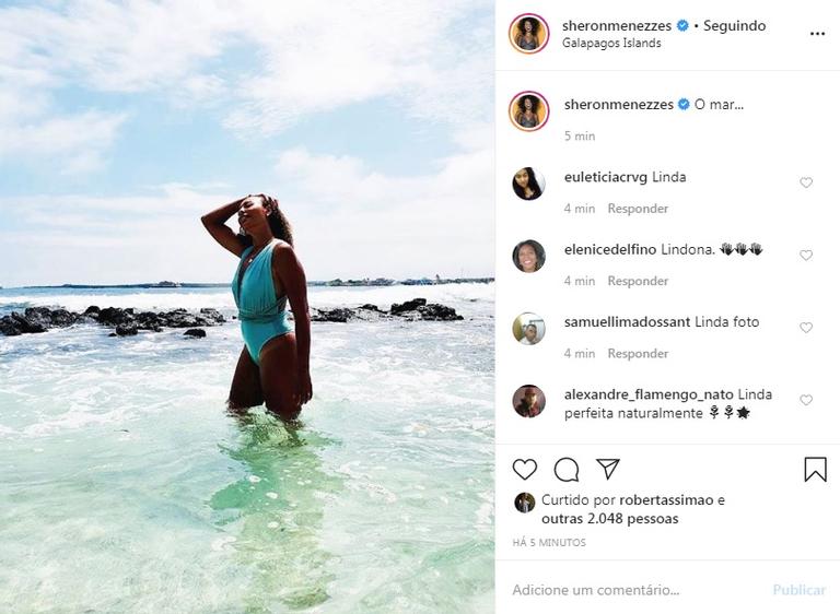 Sheron Menezzes esbanja beleza em foto na praia em Galapagos