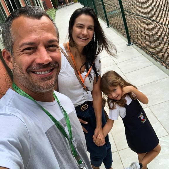 Malvino Salvador e Kyra Gracie levam filha para escola