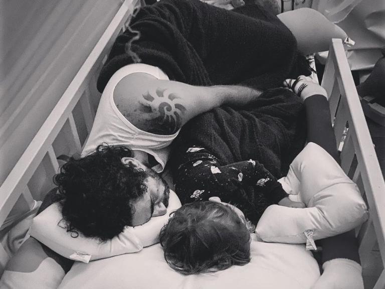 Rafa Brites compartilha imagem fofíssima de Felipe Andreoli dormindo ao lado do filho