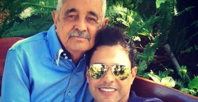 Zezé Di camargo surge com o pai no hospital e estado de saúde de Seu Francisco, de 82 anos, causa preocupação
