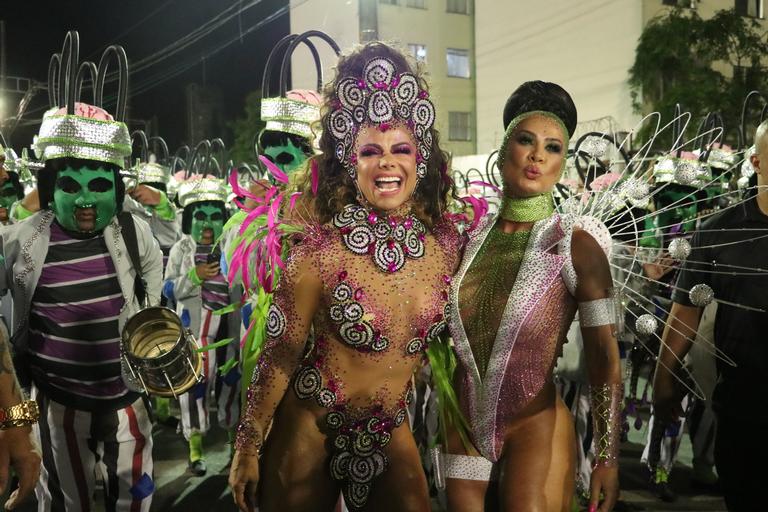 Viviane Araujo e Scheila Carvalho no Carnaval de Santos