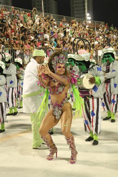 Viviane Araujo arrasa em Carnaval de Santos