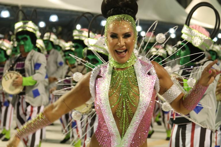 Scheila Carvalho arrasa em Carnaval de Santos