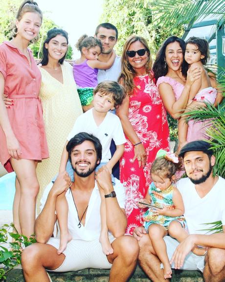 Bruno, Rodrigo e Felipe reúnem mulheres e filhos para aniversário da mãe