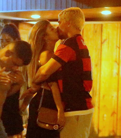 Thiago Martins é visto aos beijos com modelo