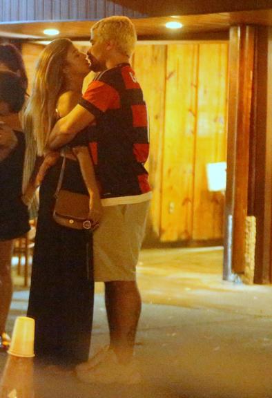 Thiago Martins é visto aos beijos com modelo em um bar no Rio