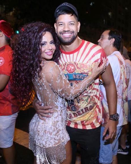 Viviane Araújo com o namorado nos ensaios de Carnaval