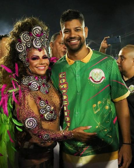 Viviane Araújo com o namorado nos ensaios do Carnaval