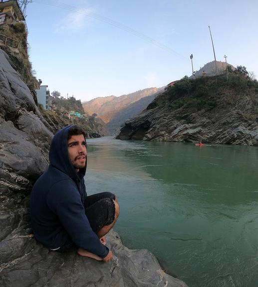 Caio Castro no rio Ganges