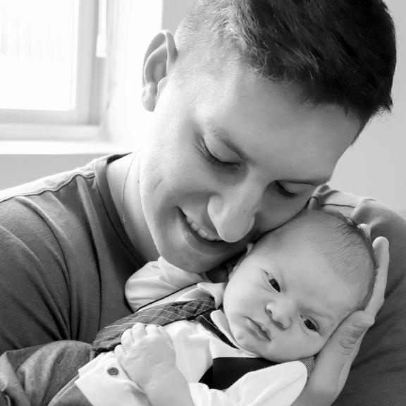 Jakson Follmann posa com o filho recém-nascido