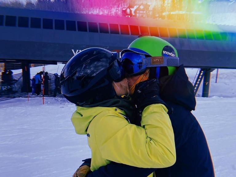 De férias nos Estados Unidos, Carolina Dieckmann surge beijando o Marido em paisagem gelada 