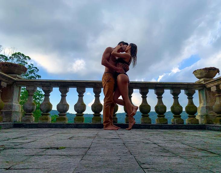 Isis Valverde posta foto aos beijos com o marido 
