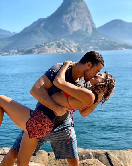Joaquim Lopes aproveitou o cenário e deu um beijão na namorada enquanto dos dois faziam exercícios 