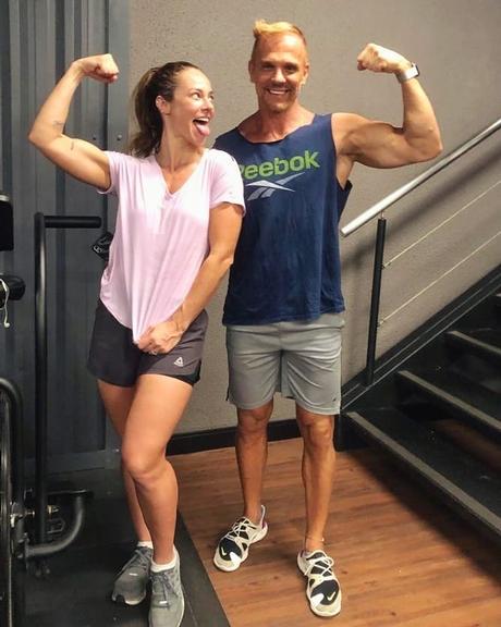 Paolla Oliveira mostra músculos na academia