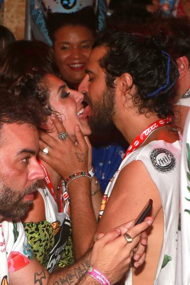 Fernanda Paes Leme é vista aos beijos com rapaz em Salvador