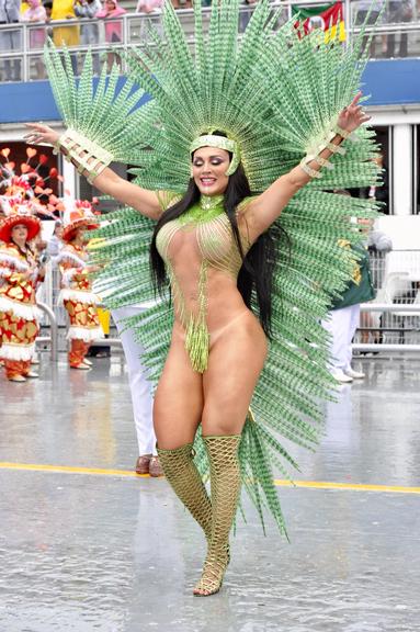 Juju Salimeni em desfile da X-9 Paulistana