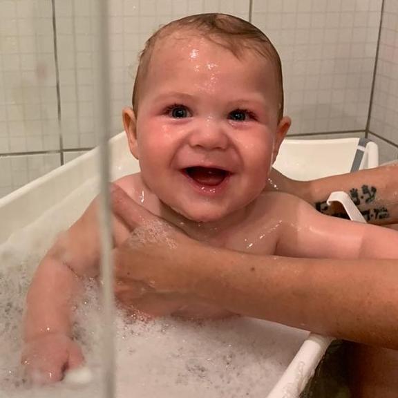 Luiza Possi encantou seus seguidores ao postar um momento fofo do bebê na bainheira 