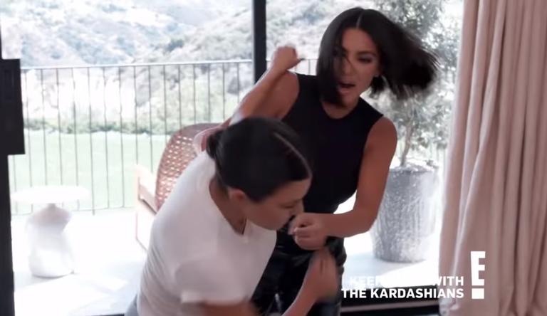 Kim e Kourtney Kardashian saem no tapa