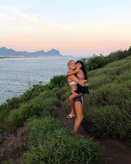Isabella Santoni fez um passeio com a irmã e decidiu fazer uma declaração à ela nas redes sociais 