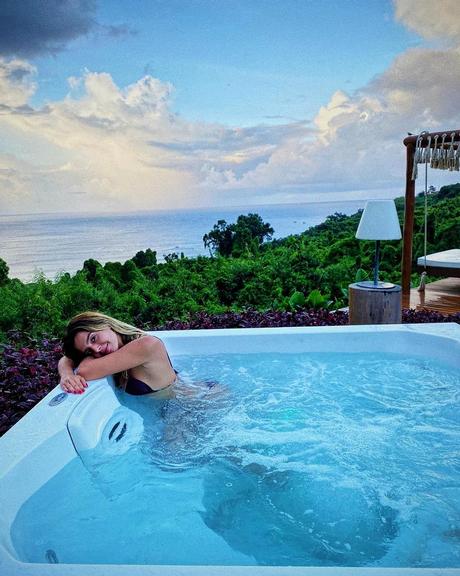 Giovanna Lancellotti curtiu um dia relaxande na paradisíaca ilha de Fernando de Noronha 