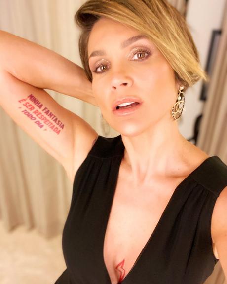 Flávia Alessandra mostra tatuagem empoderada